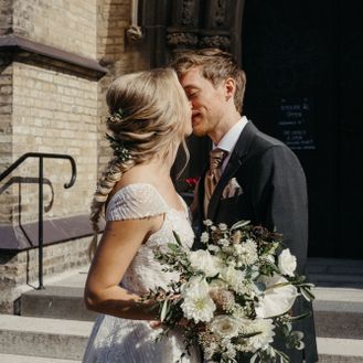 Nygifta utanför Haga kyrkan i Göteborg